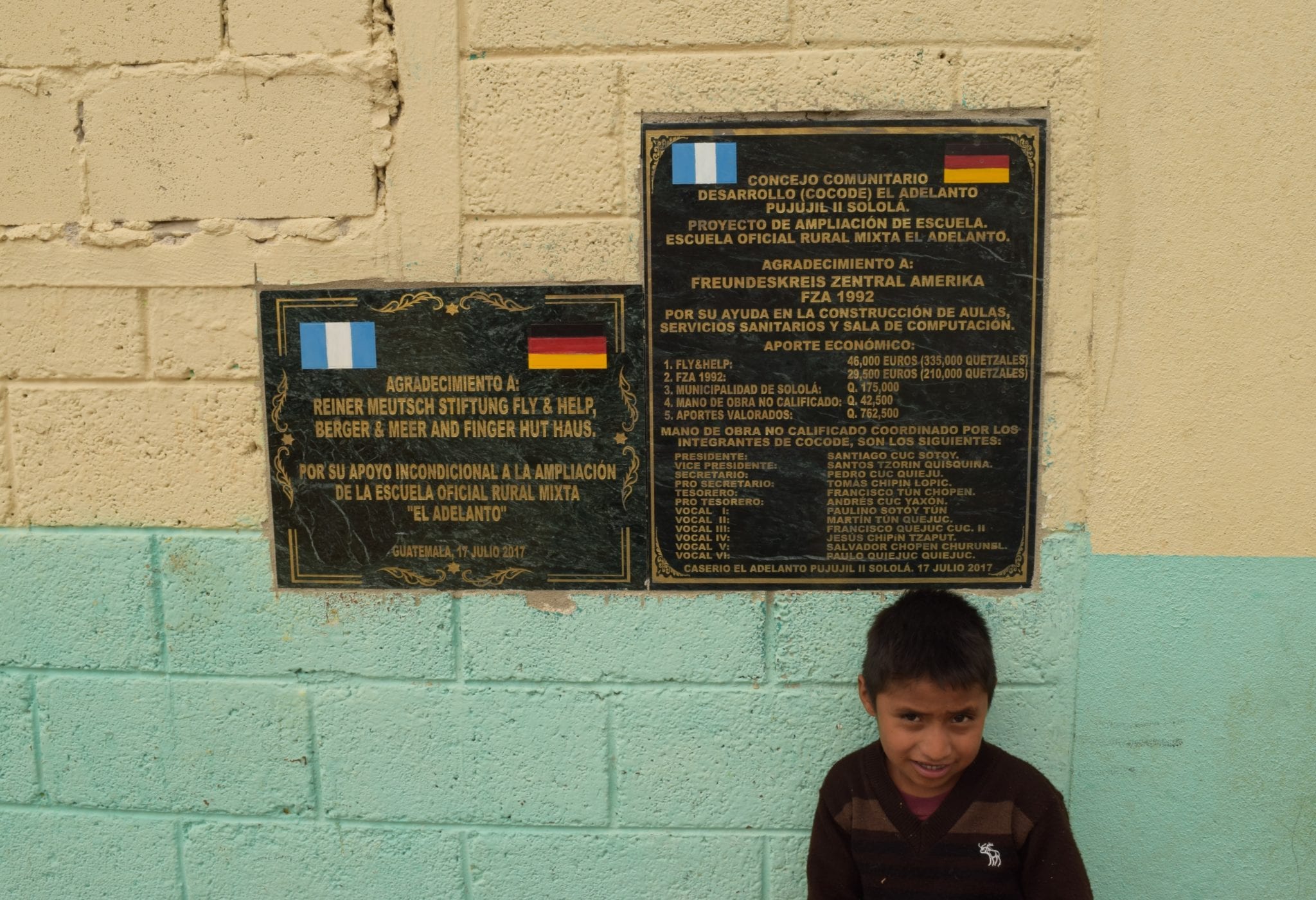 Tafeln zur Einweihung der Schulerweiterung in El Adelanto