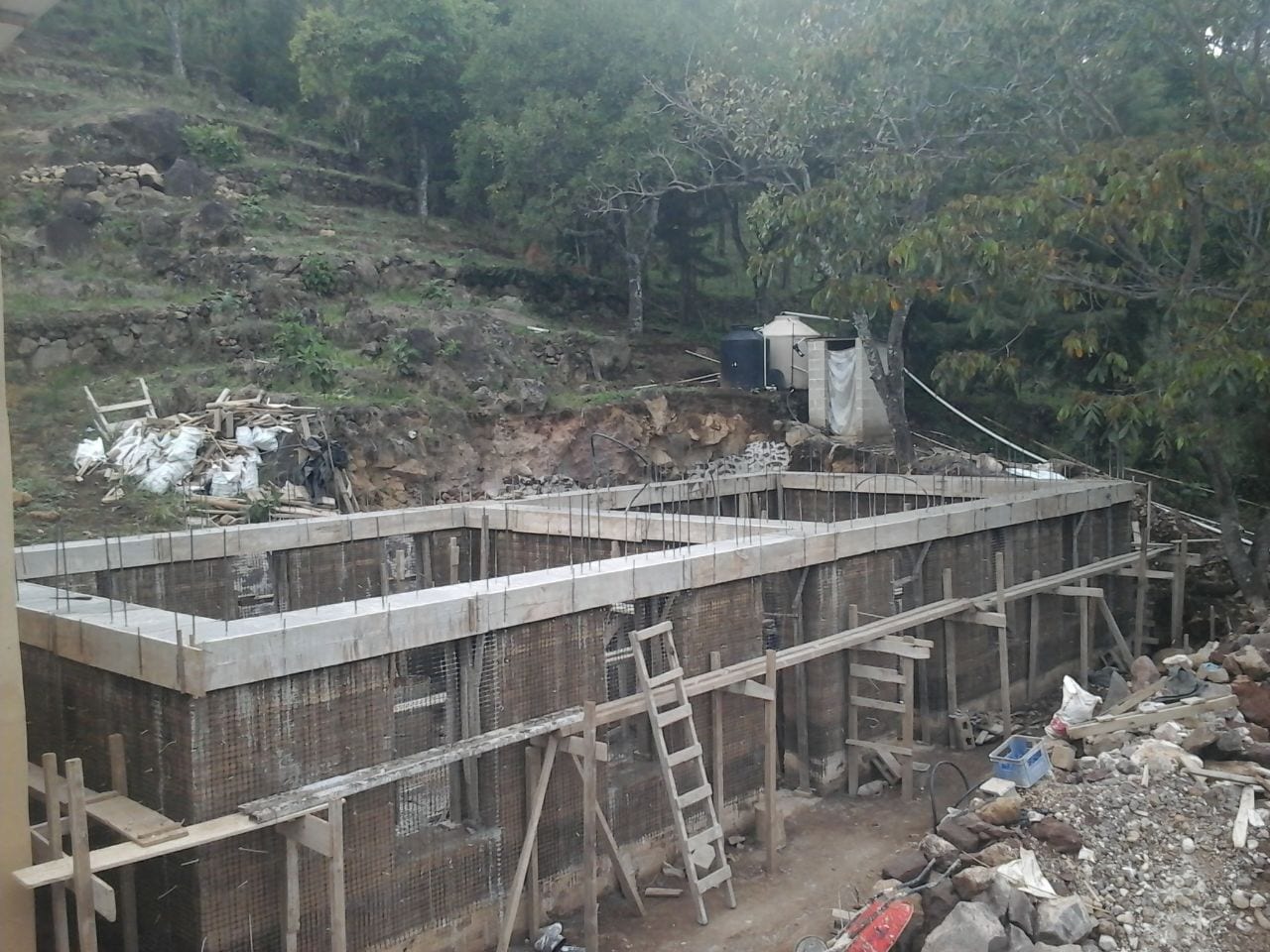 Bauarbeiten für ein weiteres Klassenraummodul in San Pedro la Laguna