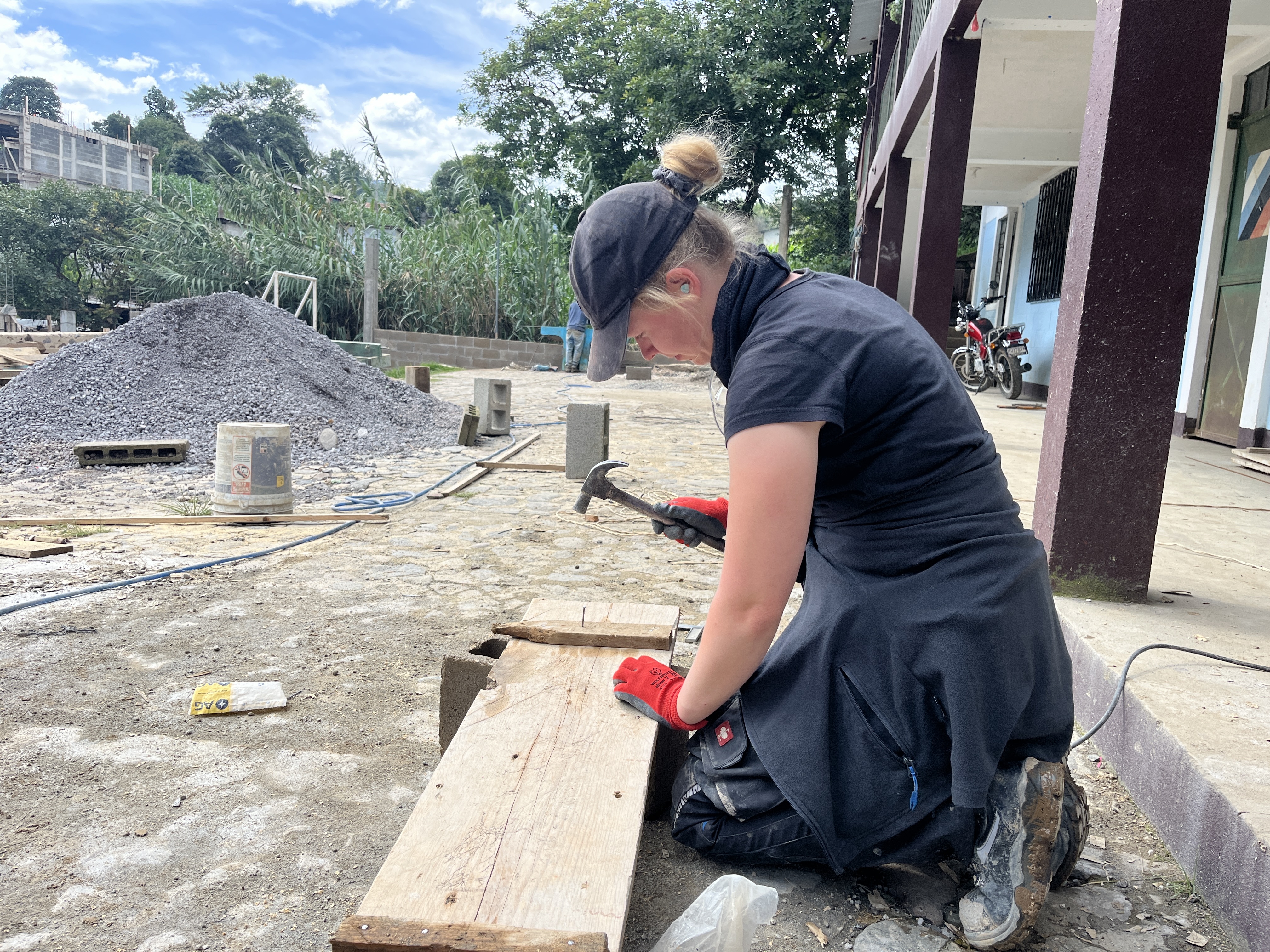 Auf den Baustellen gibt es viel Handarbeit. Hier baut Elisabeth Evers an einer Schalung.